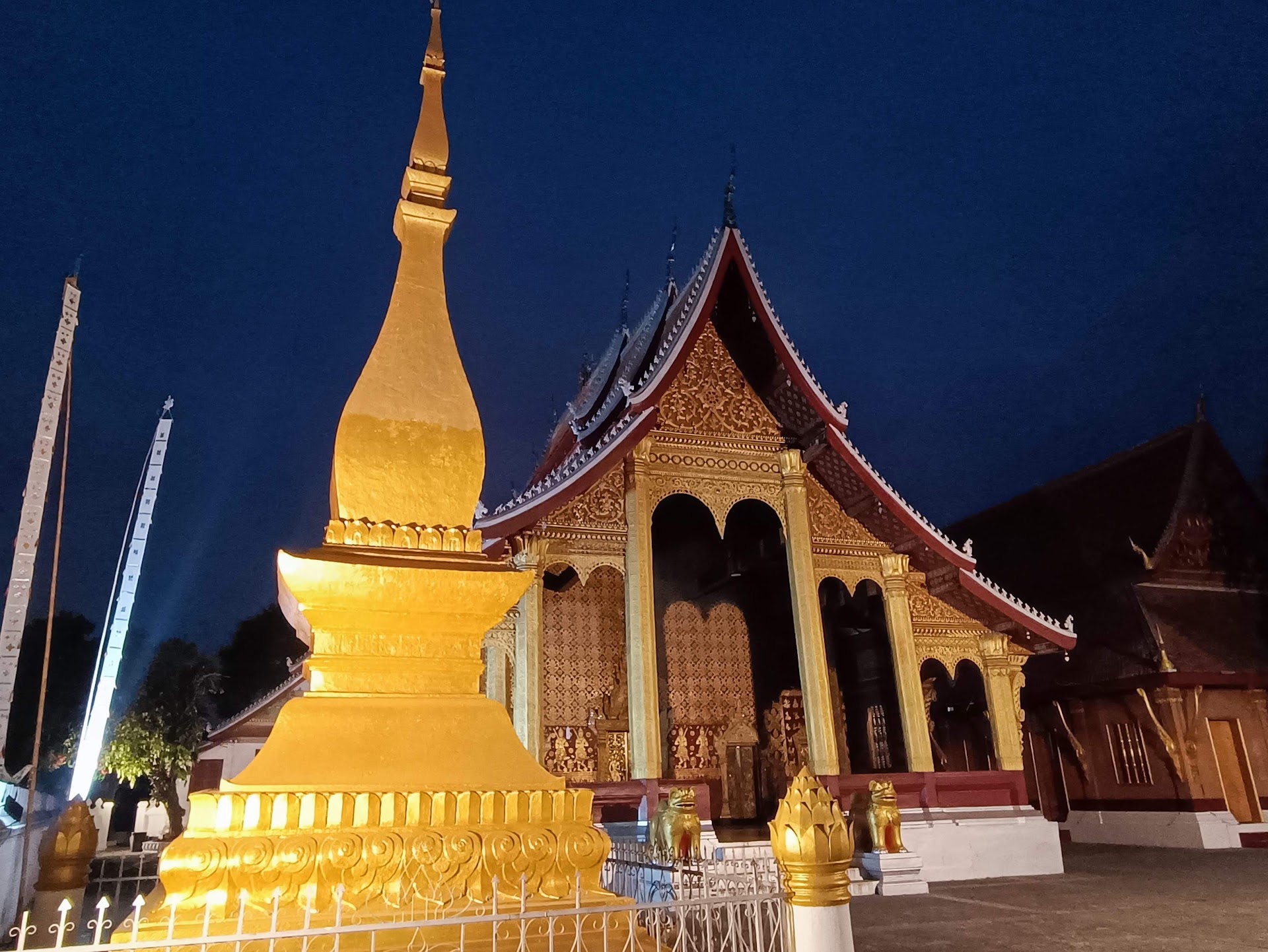 Luang Prabang, 5h du matin — le Tak Bat silencieux que la foule de touristes ne sait pas regarder