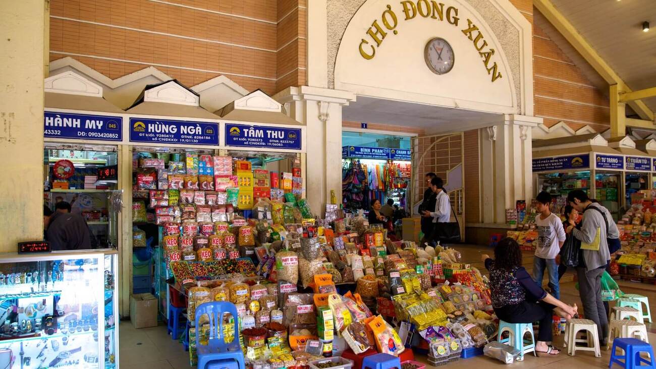 Hanoï, marché Đồng Xuân — à l'aube, les cuves de pho s'éveillent avant la ville