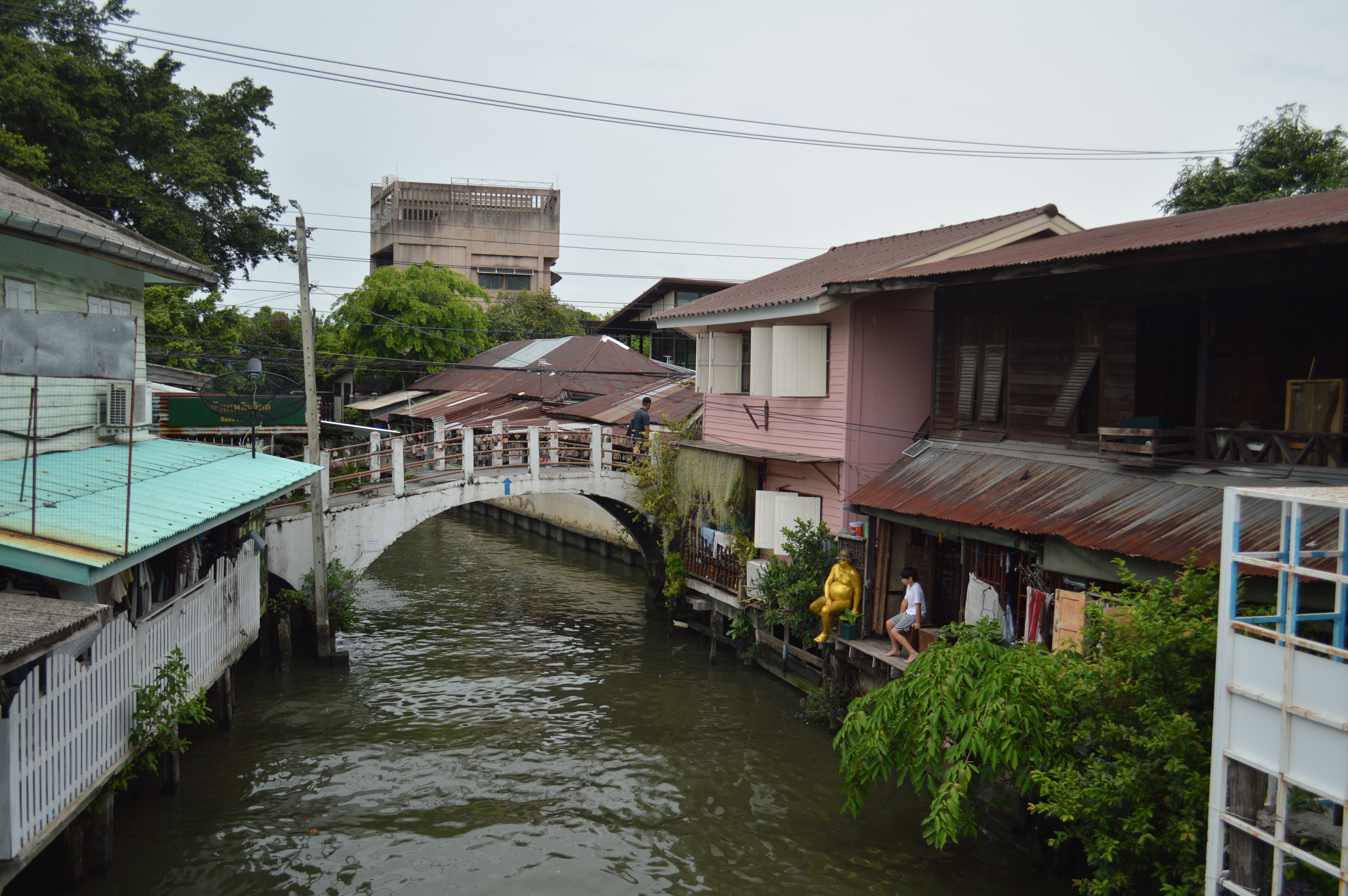 Pak Khlong Talat, Bangkok — L'aube au marché aux fleurs, entre effluves de jasmin et bols de jok fumants