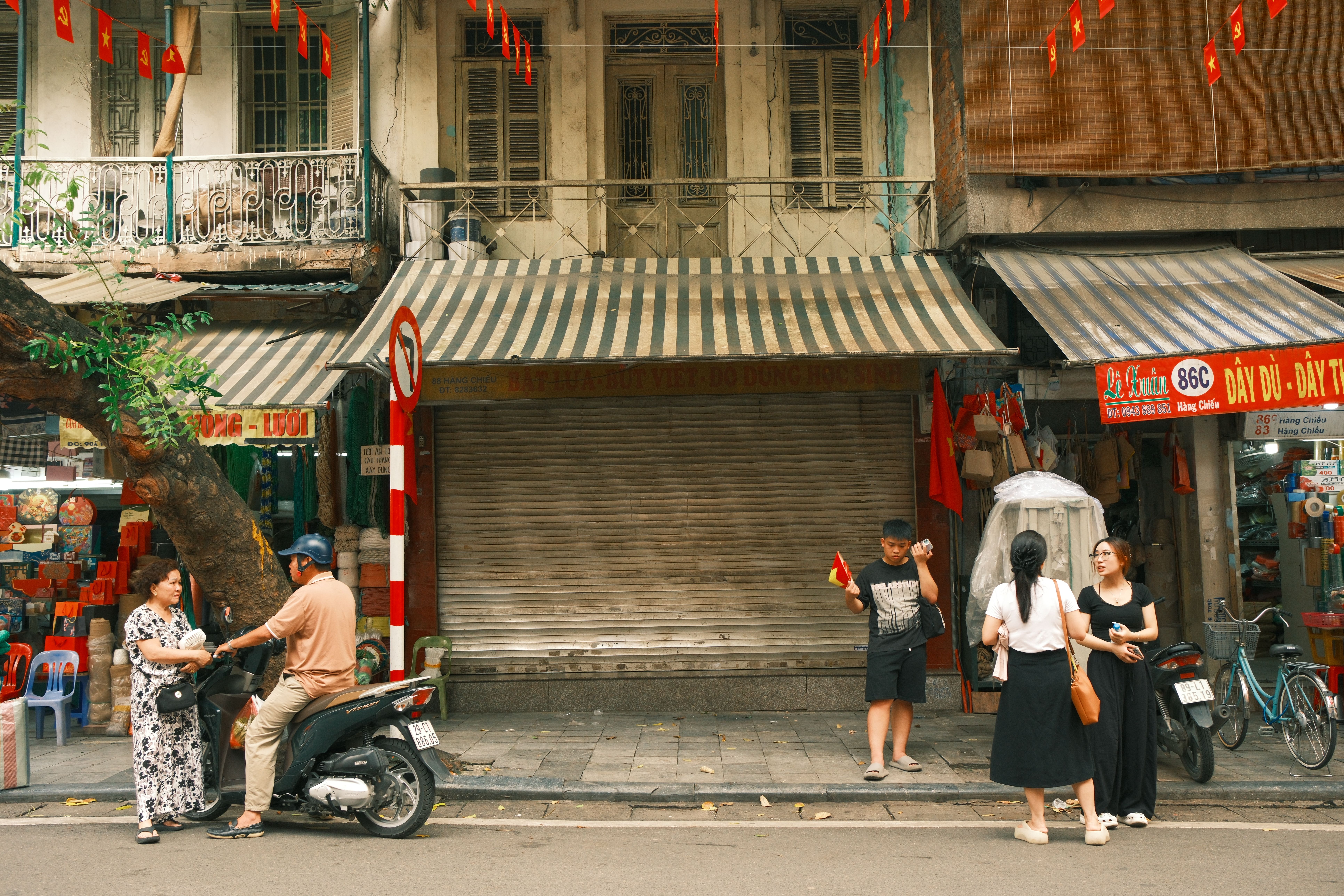 Marché Đồng Xuân, Hanoï — 6h du matin et l'odeur du bún ốc qui monte des trottoirs