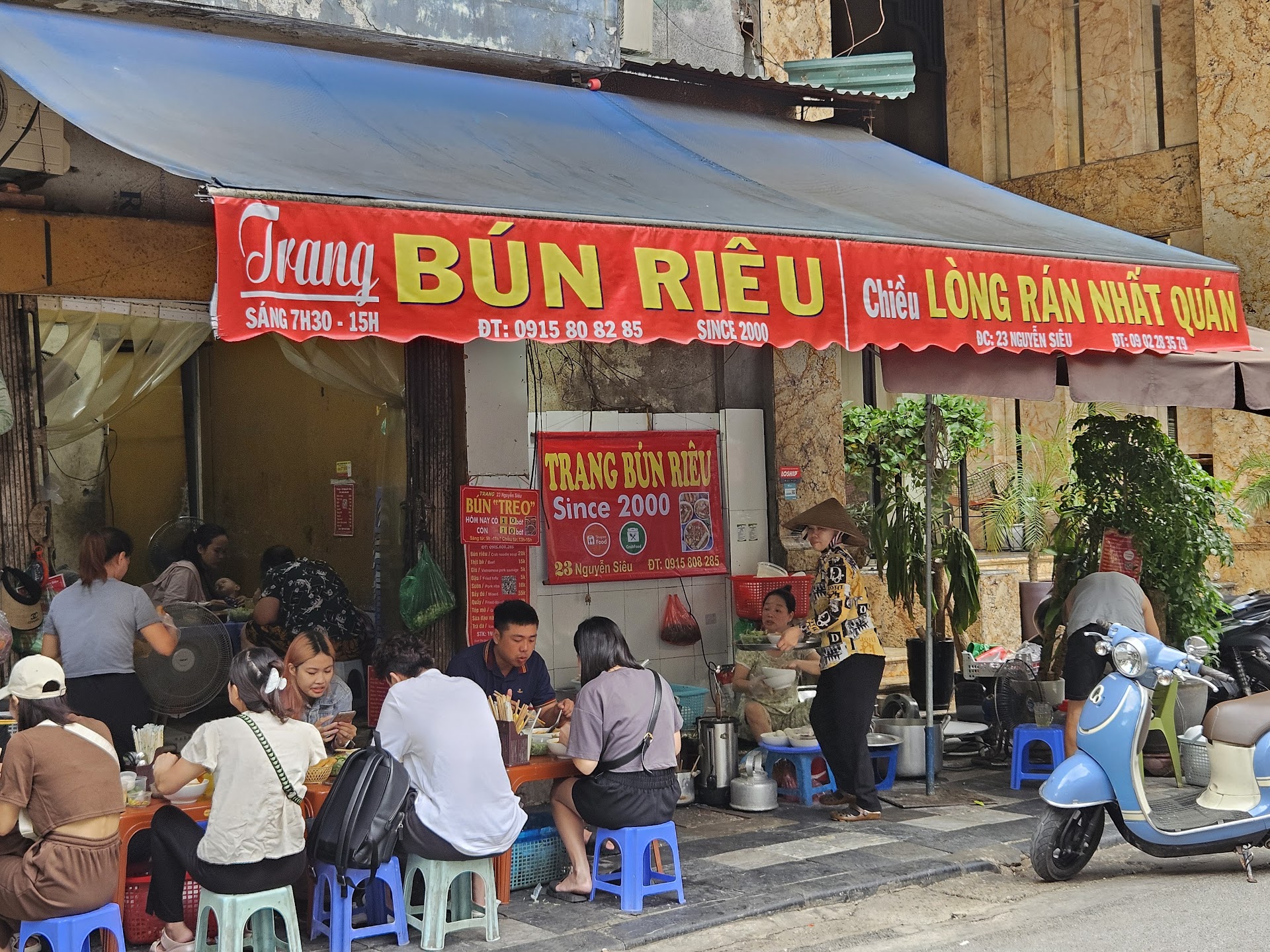 Hanoi, marché Đồng Xuân — 6h du matin, le bol de bún riêu que les touristes ne voient jamais