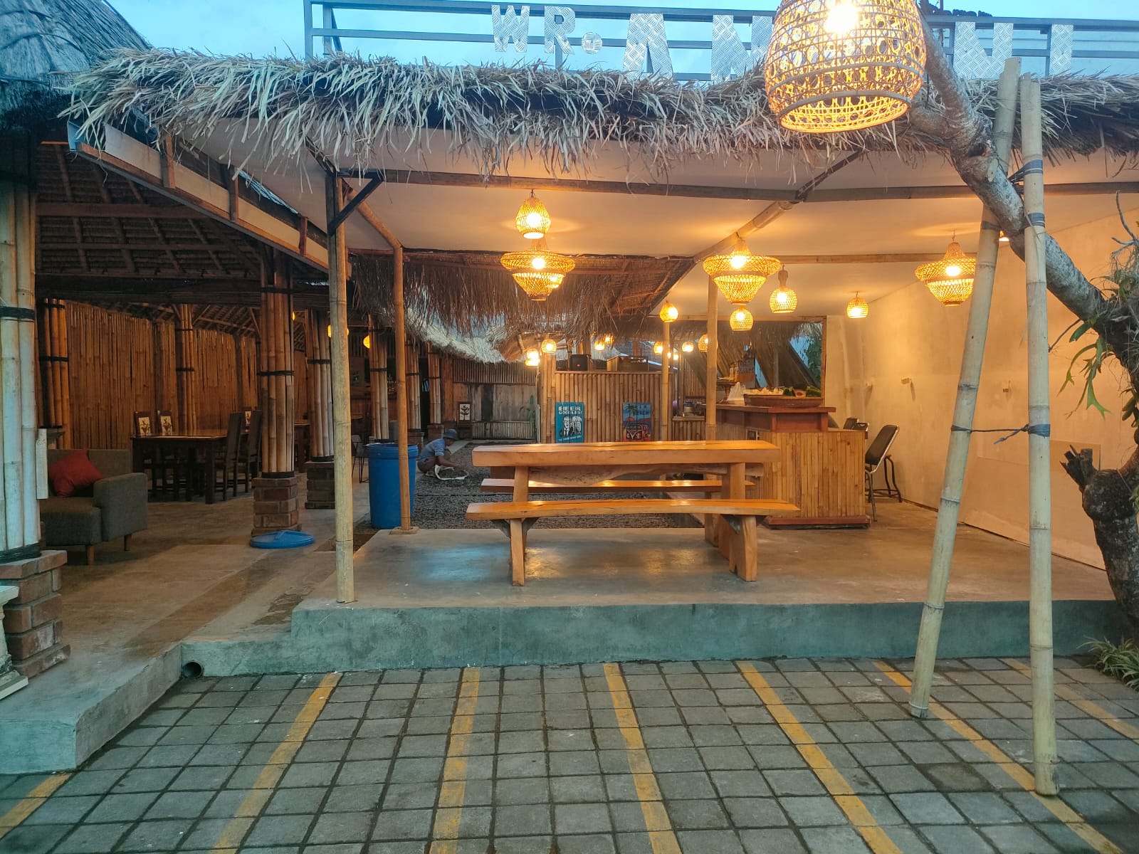 Ubud, Pasar Pagi — l'aube au marché des offrandes de Bali, avant que les touristes arrivent