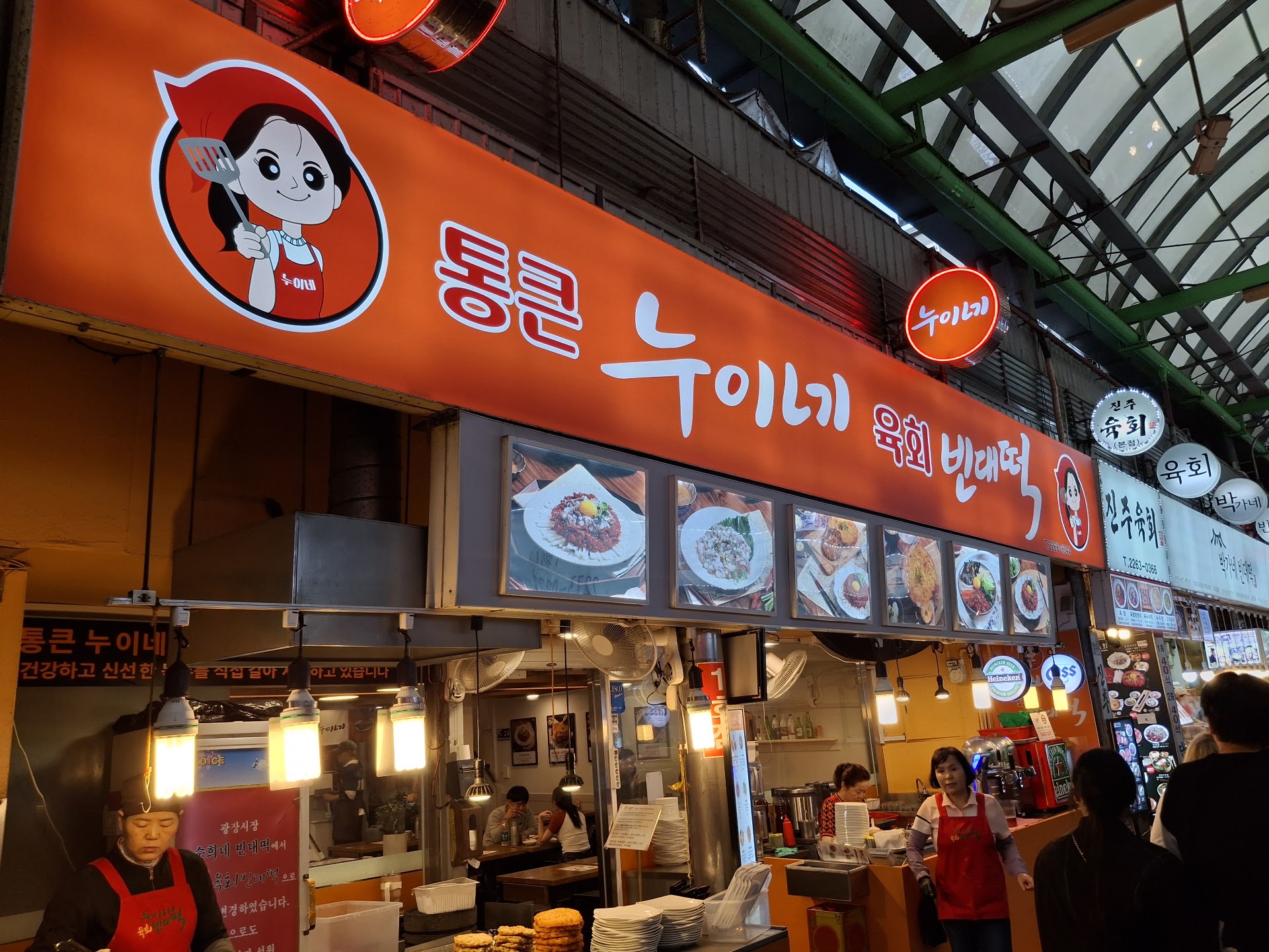 Gwangjang Market, Séoul — au petit matin, quand les galettes de haricots embaument les ruelles