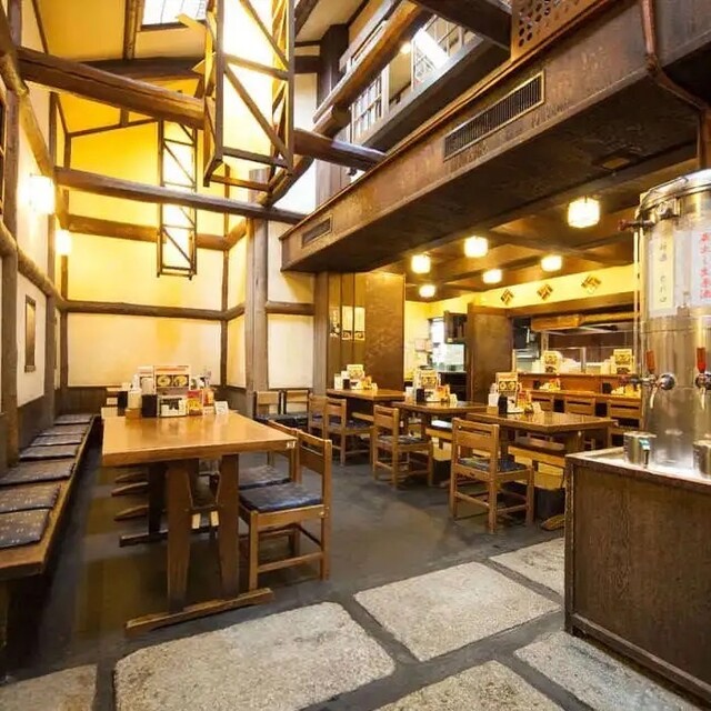Kyoto à l'aube : les ruelles secrètes de Fushimi où les brasseurs de saké gardent leurs adresses confidentielles