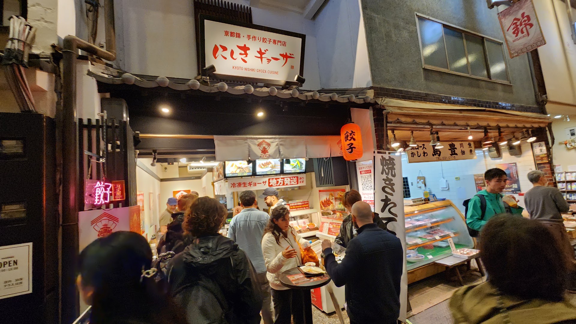 Nishiki Market à Kyoto — au petit matin, quand les marchands de tofu ouvrent leurs volets