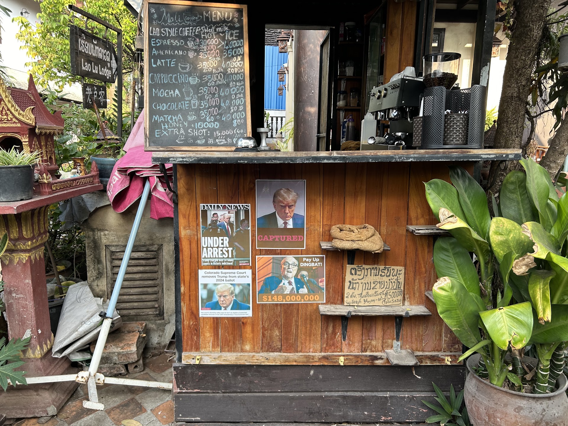 Luang Prabang, rue Sakkaline — 5 h du matin, les moines et l'odeur du riz gluant que les touristes ne voient jamais
