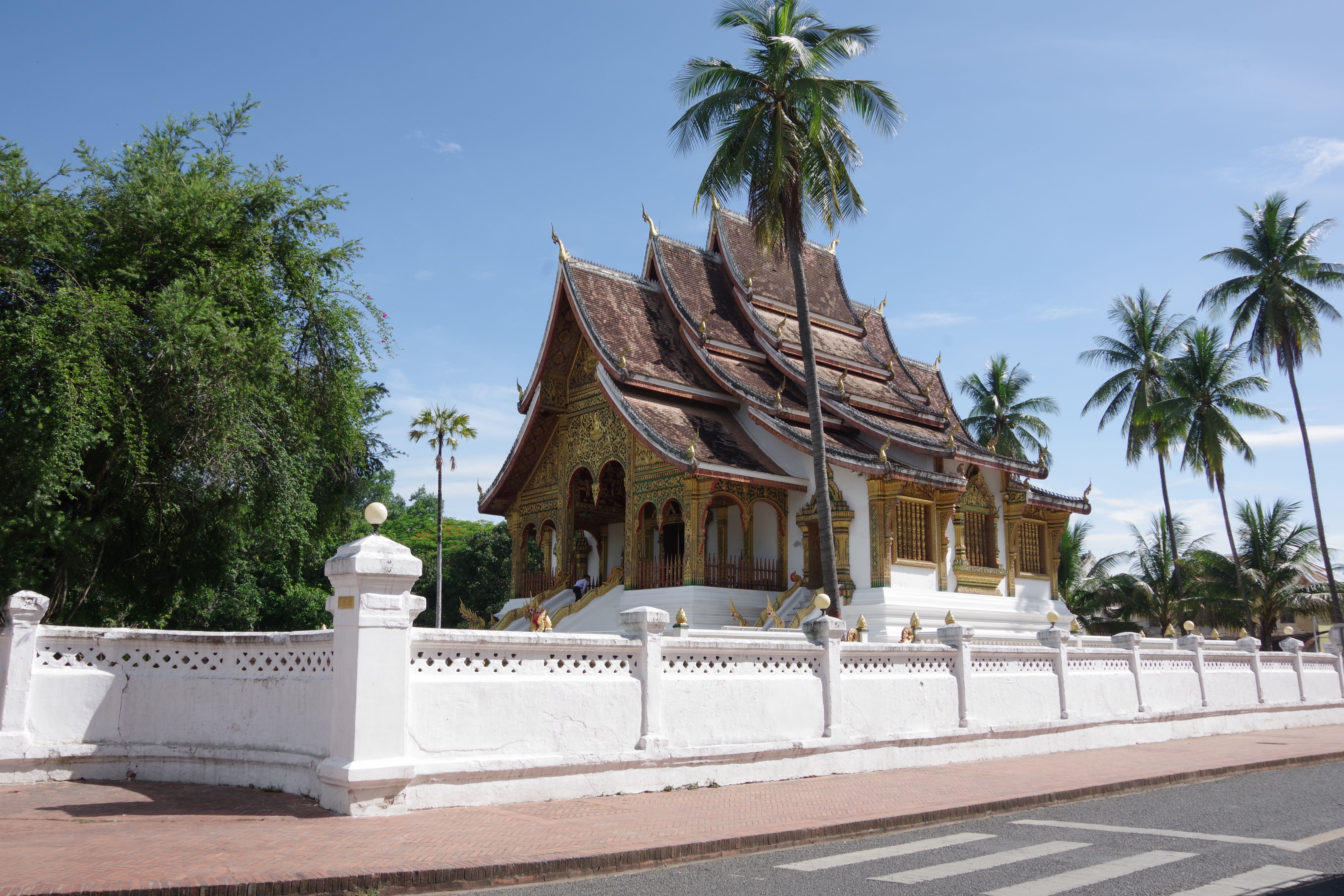 Luang Prabang, rue Sakkaline — l'aube silencieuse du Tak Bat