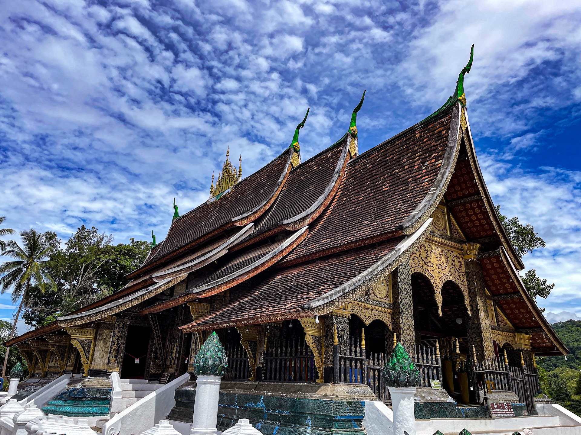 Luang Prabang, rue Sakkaline — l'aube silencieuse du Tak Bat
