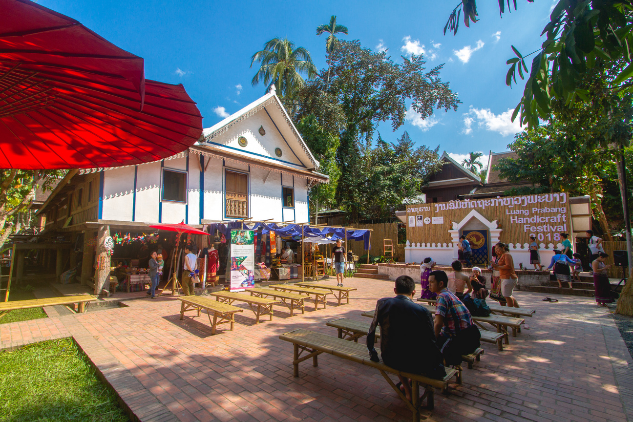 Luang Prabang, rue Sakkaline — l'aube silencieuse du Tak Bat
