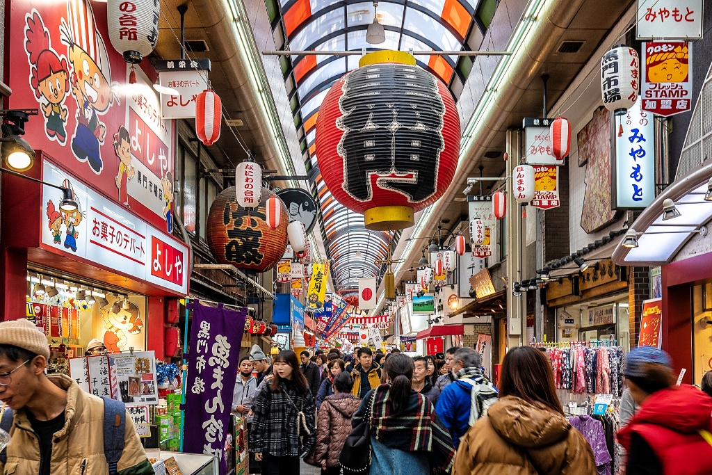 Marché Kuromon à Osaka — l'heure où les fumets de dashi réveillent les ruelles