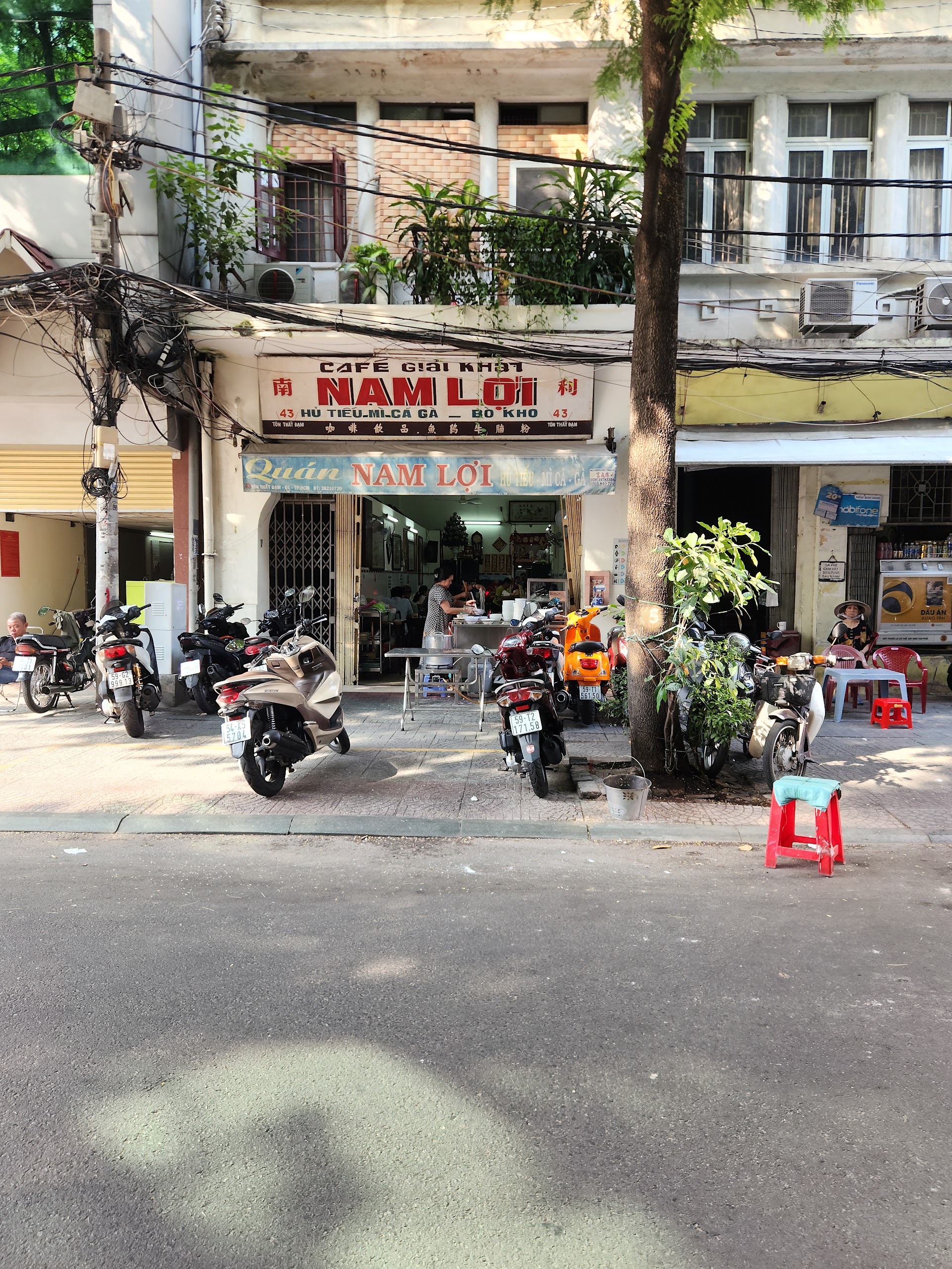 Avant que Saïgon ne s'éveille : le bol de hủ tiếu qui rythme l'aube du marché Bến Thành