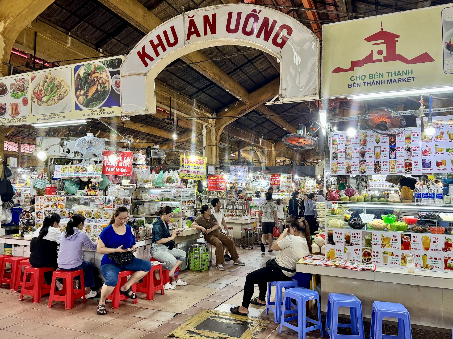 Avant que Saïgon ne s'éveille : le bol de hủ tiếu qui rythme l'aube du marché Bến Thành