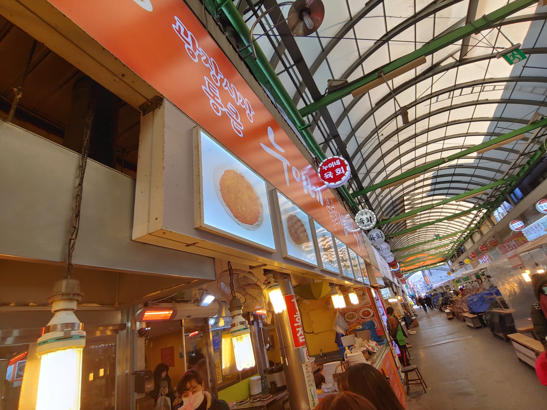 Gwangjang Market, Séoul — au petit matin, l'odeur des galettes de haricots qui chauffe