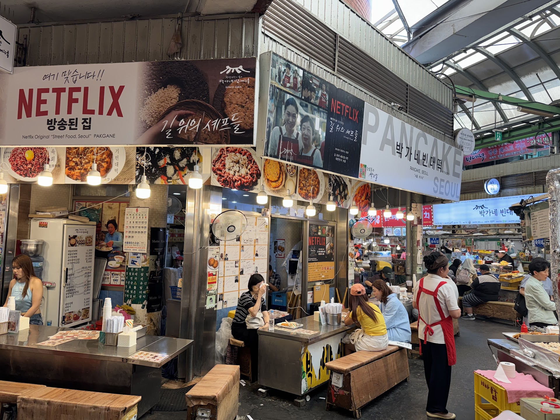 Gwangjang Market, Séoul — au petit matin, l'odeur des galettes de haricots qui chauffe