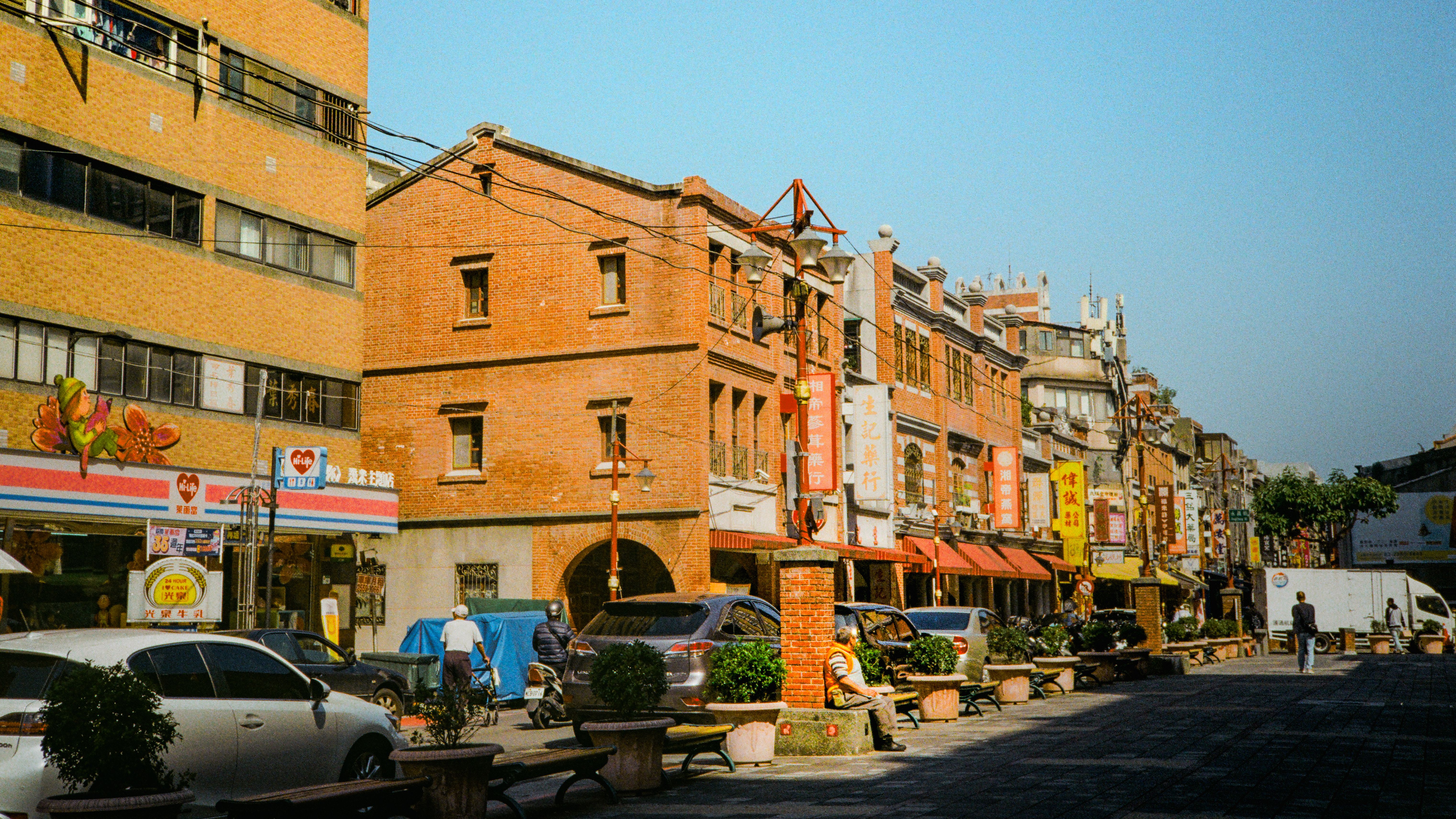 Taipei, rue Dihua — à l'aube, entre épiciers centenaires et effluves de thé séché