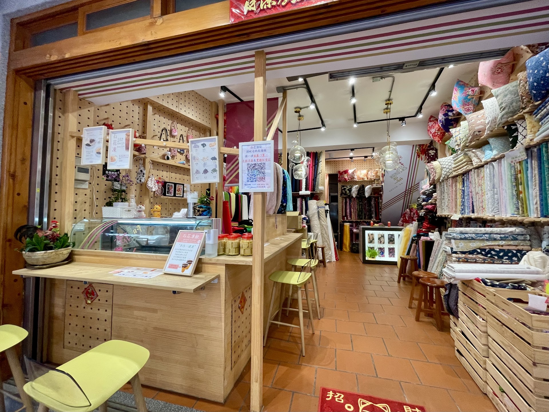 Taipei, rue Dihua — à l'aube, entre épiciers centenaires et effluves de thé séché